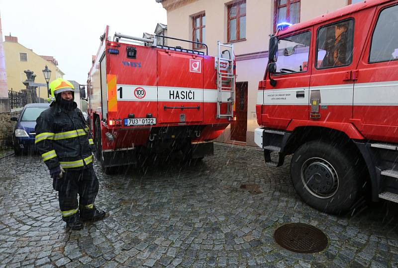 V Litoměřicích v Křížové ulici hrozí zřícení štítové zdi starého rodinného domu. Hasiči po kouskách rozebírají část zdi a o zbytku rozhodne statik.