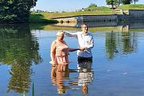 Ivu Brandon nedávno pokřtili vodou z Ohře