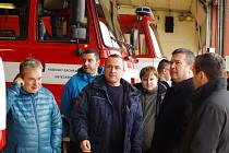 Místopředseda vlády a ministr vnitra Jan Hamáček (druhý zprava) navštívil hasiče ve Štětí