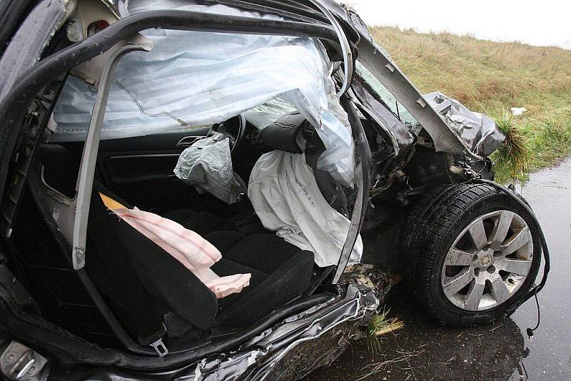 Dopravní nehoda na silnici mezi Lukavcem a Lovosicemi, středa 26. října 2011.