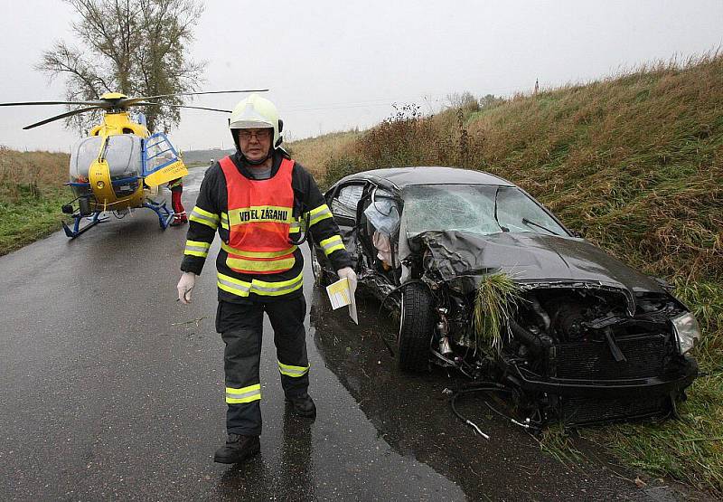 Dopravní nehoda na silnici mezi Lukavcem a Lovosicemi, středa 26. října 2011.