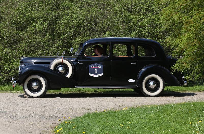 Zámek v Ploskovicích se stal svědkem průjezdu 4. ročníku setinové rallye historických vozidel