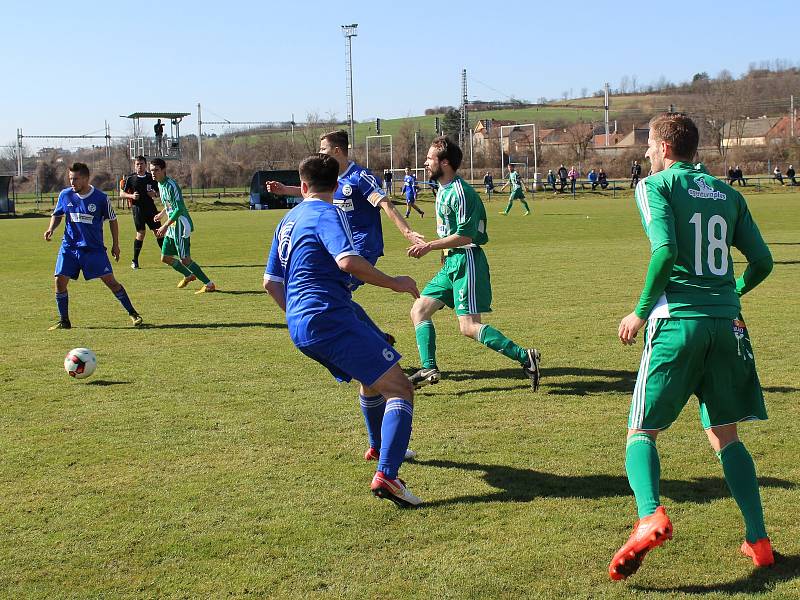 Fotbalisté SK Hrobce (v modrém) podlehli Hostouni 0:3.