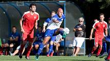 Slovan Velvary (v modrobílém) podlehl doma ve své historické premiéře v ČFL Sokolu Brozany 2:3 po penaltovém rozstřelu.