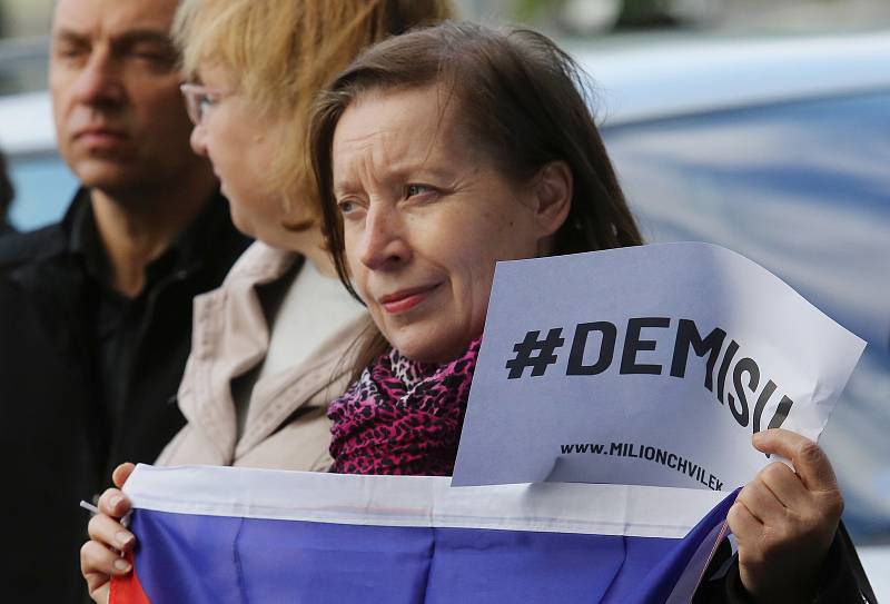 Téměř dvě stovky občanů Litoměřic vyjádřily na svolané demonstraci v pondělí v podvečer na Mírovém náměstí nespokojenost s vládou premiéra Babiše a ministryní spravedlnosti Benešovou.