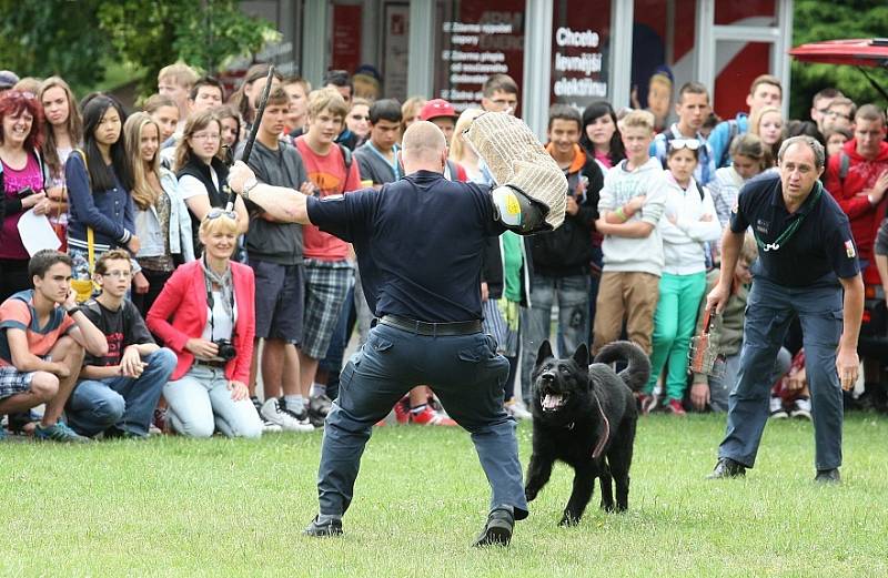 Pyrotechnici, strážníci, vězeňská služba, pořádková jednotka, poříční i dopravní policisté, záchranáři. Ti všichni a další představili svou práci žákům 8. a 9. tříd. 