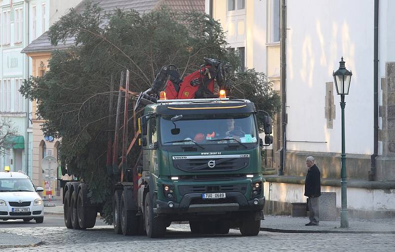 Na Mírové náměstí byl přivezen vánoční strom.