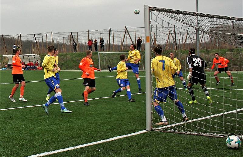 Roudnice (v oranžovém) - Proboštov, krajský přebor 2018/2019. Foto: SK Roudnice/Ladislav Pokorný