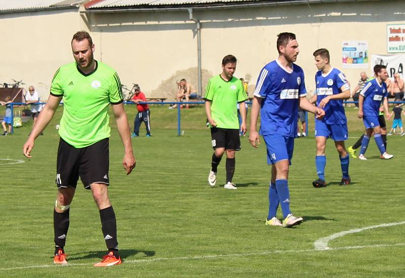 Fotbalisté SK Hrobce (v modrém) podlehli Slovanu Velvary 0:2.