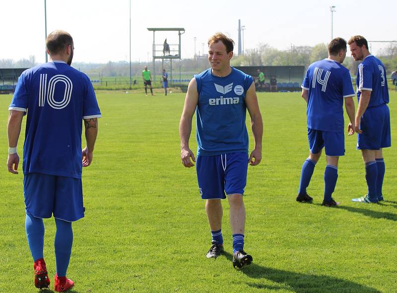 Fotbalisté SK Hrobce (v modrém) podlehli Slovanu Velvary 0:2.