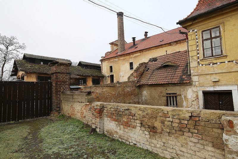 Zdevastovaný zámek, sýpka a pivovar v Doksanech předá Národní památkový ústav Úřadu pro zastupování státu ve věcech majetkových.