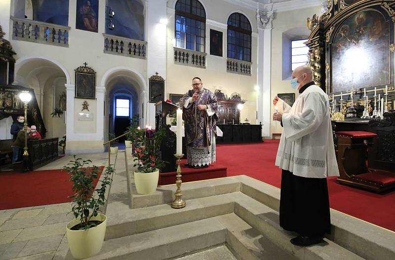 Probošt Litoměřické kapituly Jiří Hladík požehnal na Štědrý den ráno v katedrále sv. Štěpána betlémské světlo a předal ho skautům. Ti ho předali všem, kteří si do katedrály přišli s lampičkami. Po celé Vánoce bude betlémské světlo ve vchodu do katedrály.