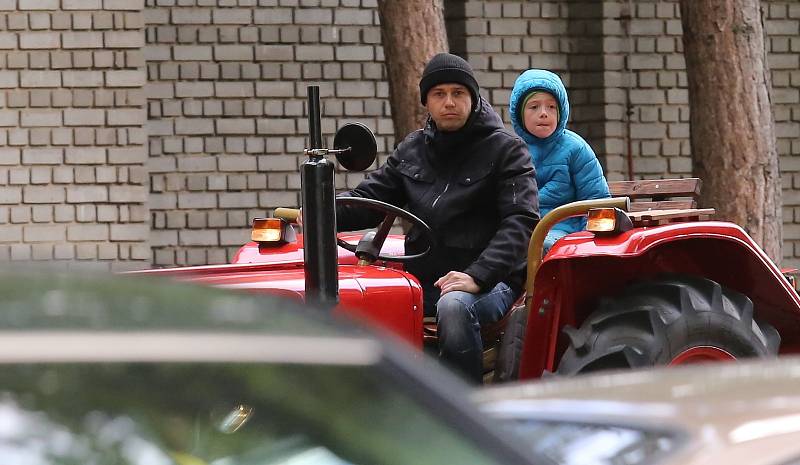 Veterán Car Club Velemín pořádal v sobotu dopoledne závod veteránů všech kategorií. Počasí sice moc nepřálo, ale i přesto dorazilo na start v areálu výstaviště Zahrady Čech několik desítek vozidel a motocyklů.