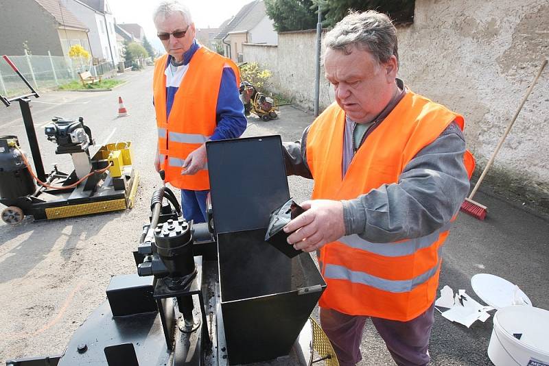 OPRAVY  komunikací v Malých Žernosekách. 