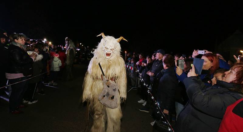 V Radovesicích spojili rozsvícení vánočního stromu s Krampus show.