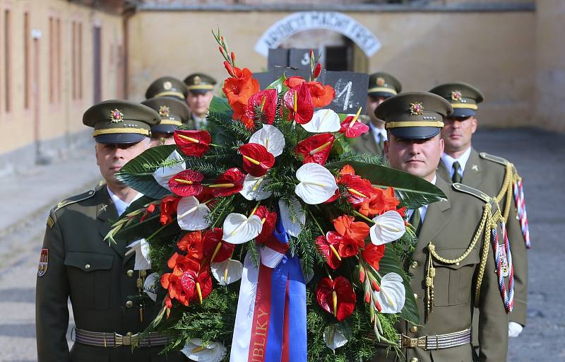 Odložená Terezínská tryzna proběhla na Národním hřbitově v Terezíně. Její hlavní části předcházela pietní část na popravišti Malé pevnosti.