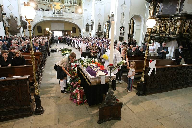 Po 36 letech byla v roce 2010 otevřena biskupská hrobka na litoměřickém hřbitově.