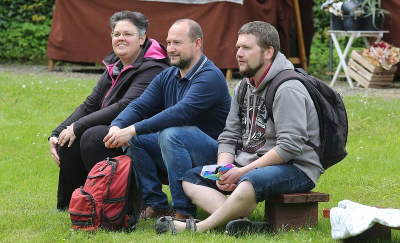 Atrium kulturního domu v Litoměřicích ožilo v sobotu dopoledne Májovým řemeslným jarmarkem.