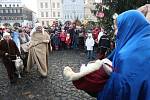 Návštěvníci sobotních adventních trhů na litoměřickém Mírovém náměstí viděli průvod do Betléma