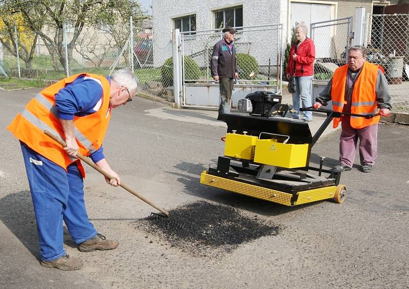 OPRAVY  komunikací v Malých Žernosekách. 