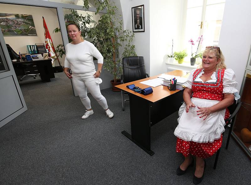 V Lukavci slavnostně otevřeli zrekonstruovaný zámek, který patří obci. Jsou zde byty a obecní úřad.