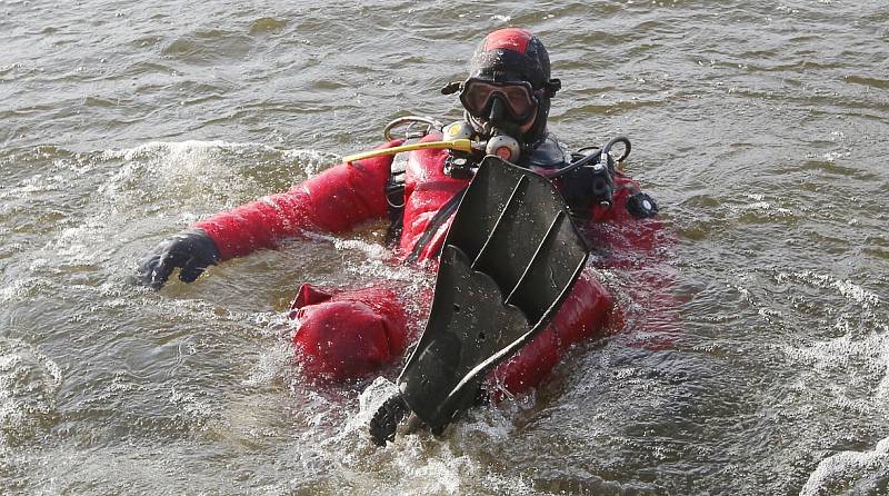 Potápěči zamykali a uklízeli jezero v Píšťanech