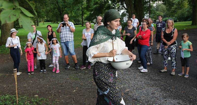 Hradozámecká noc na zámku v Ploskovicích.