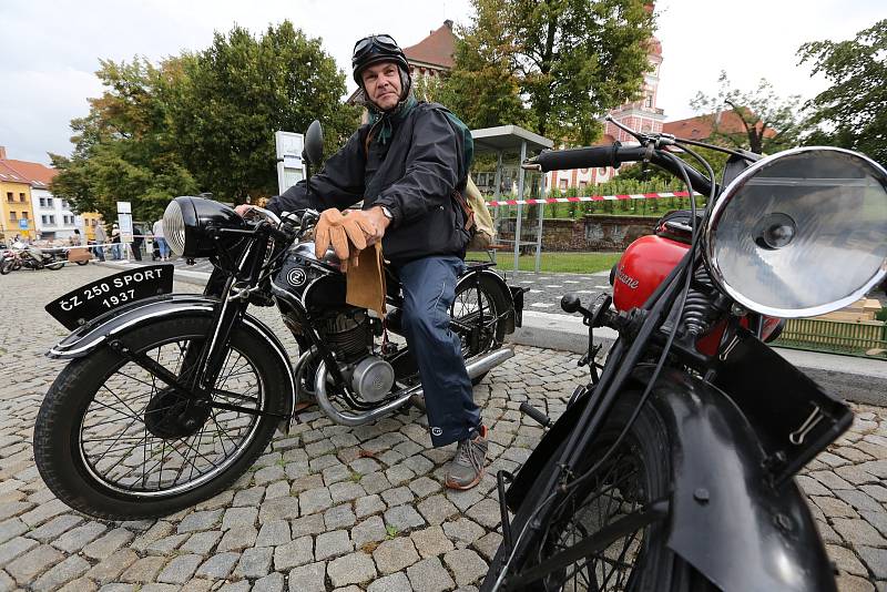 V Roudnici nad Labem proběhl v sobotu sraz veteránů a stylová módní přehlídka.