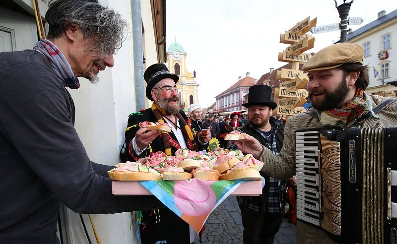 Tradiční masopust s létajícím prasetem proběhl v sobotu v Úštěku.