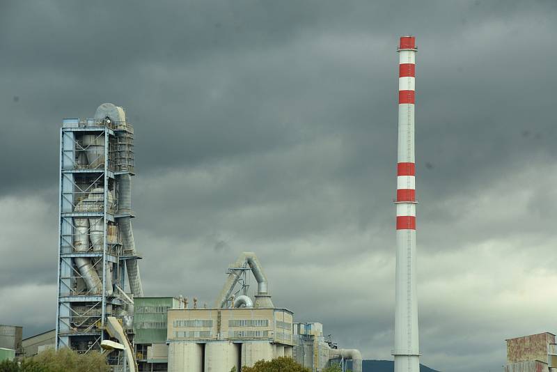 V Čížkovicích je cementárna dominantou.