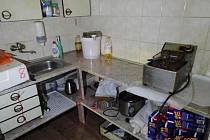 Hygienici zavřeli kuchyni večerky v Krátké ulici ve Štětí.