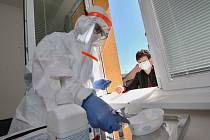 Praktická lékařka Marie Lukešová ve své ordinaci v Třebenicích provádí testy na koronavirus