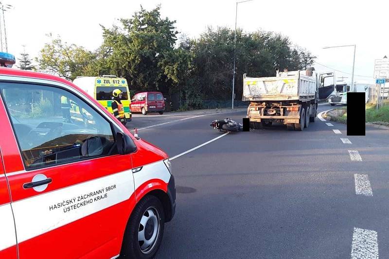 Střet nákladního automobilu a motocyklu v Žernosecké ulici v Litoměřicích