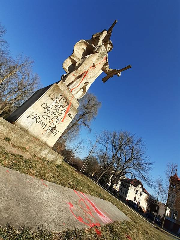 Stav sochy rudoarmějce v Litoměřicích z první poloviny roku 2022