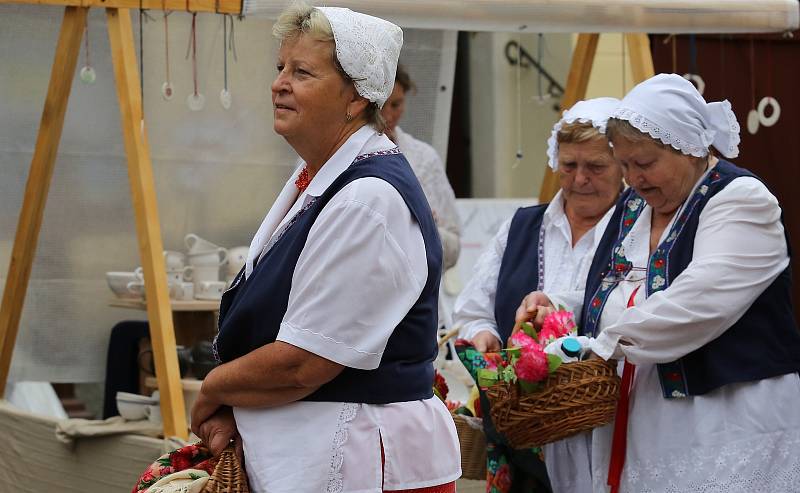 Tisíce návštěvníku zaplavilo Úštěcký letní jarmark. Na jubilejní 20. ročník dorazil i císař a král Karel IV. se svojí družinou.