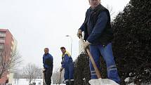 Pracovníci Technických služeb Litoměřice uklízejí sníh na sídlišti Cihelna.