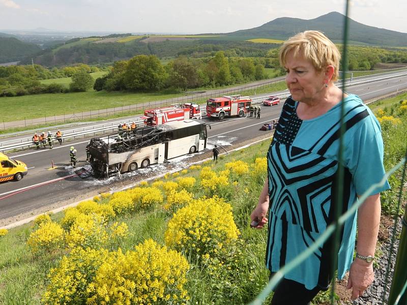 Autobus plný důchodců zachvátil na dálnici D8 požár.