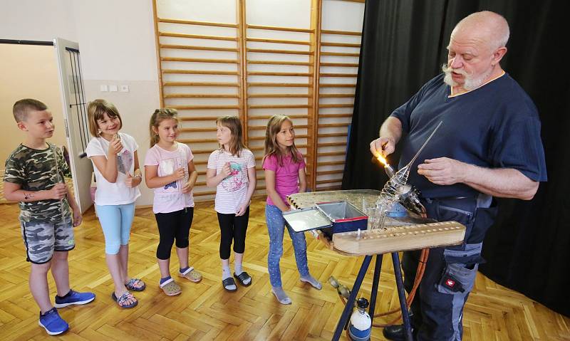 Děti si na příměstském táboře v Roudnici vyzkoušely foukání skla