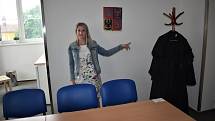 Barbora Tomsová, zaměstnankyně multifunkčního centra psychiatrické nemocnice v Horních Beřkovicích v místnosti, kde se konají hlavní líčení litoměřického okresního soudu.