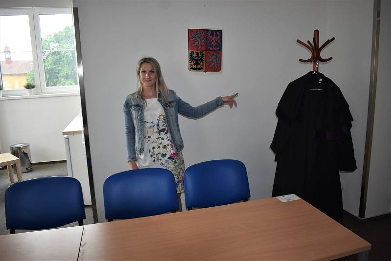 Barbora Tomsová, zaměstnankyně multifunkčního centra psychiatrické nemocnice v Horních Beřkovicích v místnosti, kde se konají hlavní líčení litoměřického okresního soudu.