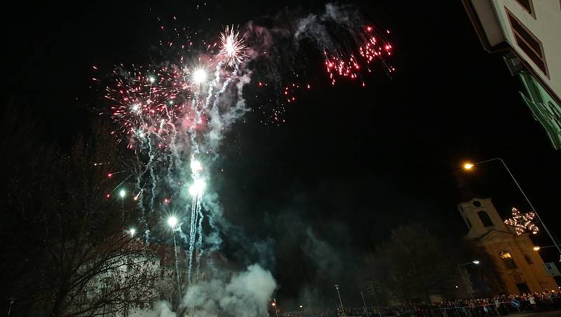 Stovky lidí dorazily na již tradiční silvestrovský ohňostroj do Lovosic.