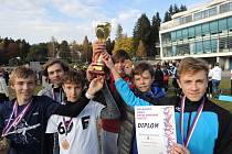 Skvělého úspěchu dosáhli starší žáci litoměřické základní školy U Stadionu, kteří dokázali na mistrovství České republiky vybojovat v přespolním běhu ve své kategorii úžasné třetí místo.