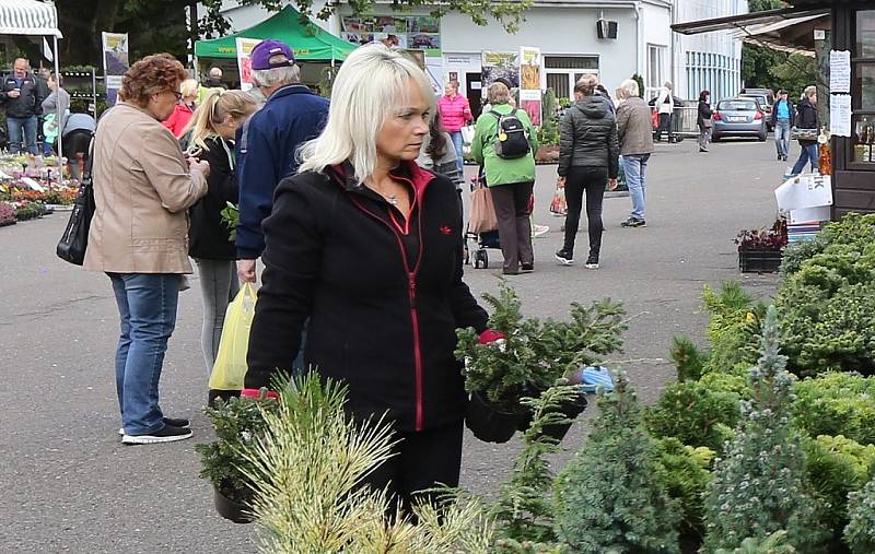 Zahradnický a ovocnářský veletrh Zahrada Čech 2017, jen první den navštívilo několik tisíc návštěvníků. Bylo z čeho vybírat a na co se dívat.