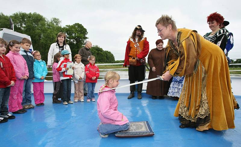 Dětský den na lodi Porta Bohemica s pasováním prvňáků na čtenáře, 2010