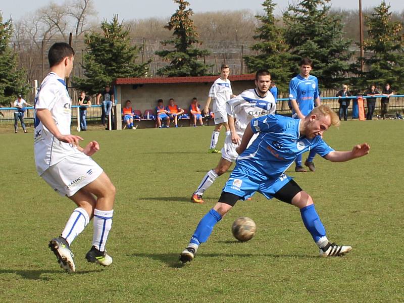 Dohrávku 17. kola divize B ktg. U19 zvládli fotbalisté SK Roudnice (v modrém), kteří porazili Kladno B 4:1.