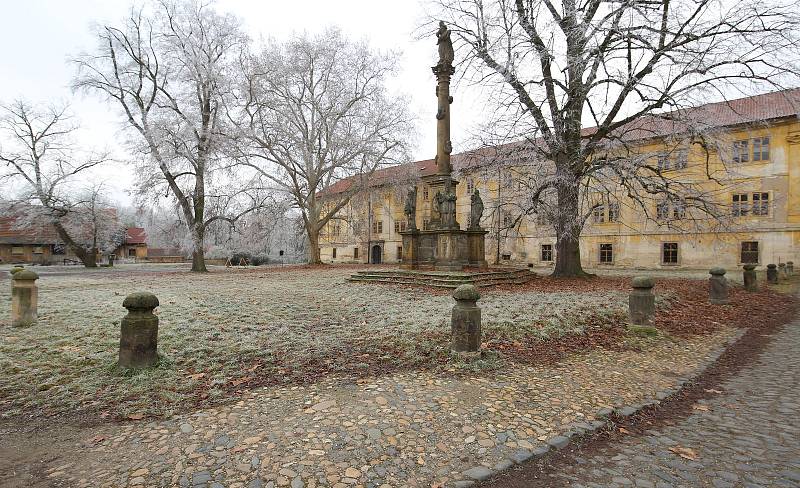 Zdevastovaný zámek, sýpka a pivovar v Doksanech předá Národní památkový ústav Úřadu pro zastupování státu ve věcech majetkových.