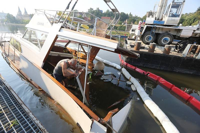 Vyprošťování potopené jachty v Roudnici nad Labem