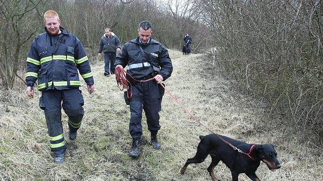 POLICIE ČR, Městská policie, Sbor dobrovolných hasičů i občané Třebenic prohledávali oblast hlášené otravy. 