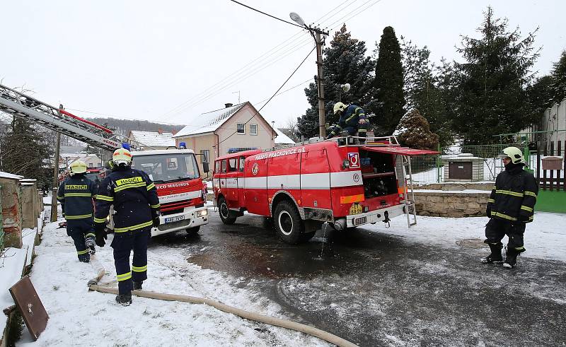 Požár opuštěného rodinného domu v Litochovicích způsobila zapálená svíčka v půdním prostoru.