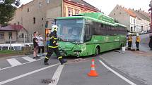 Samovolně rozjetý autobus bez řidiče drtil 31. května v Úštěku lampy a dopravní značky.